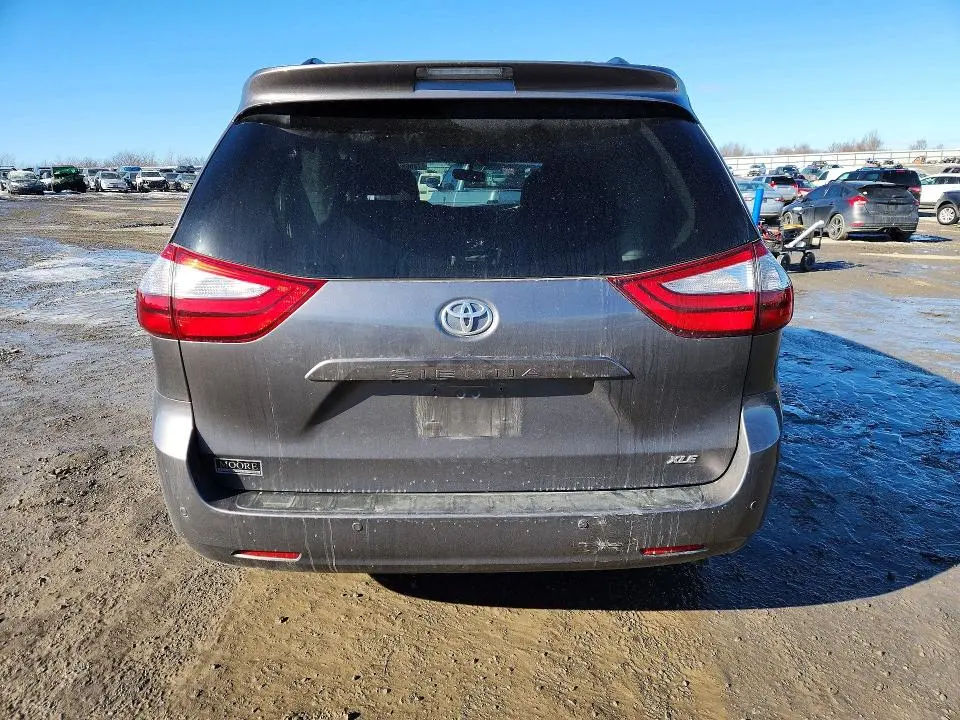 2016 TOYOTA SIENNA XLE  