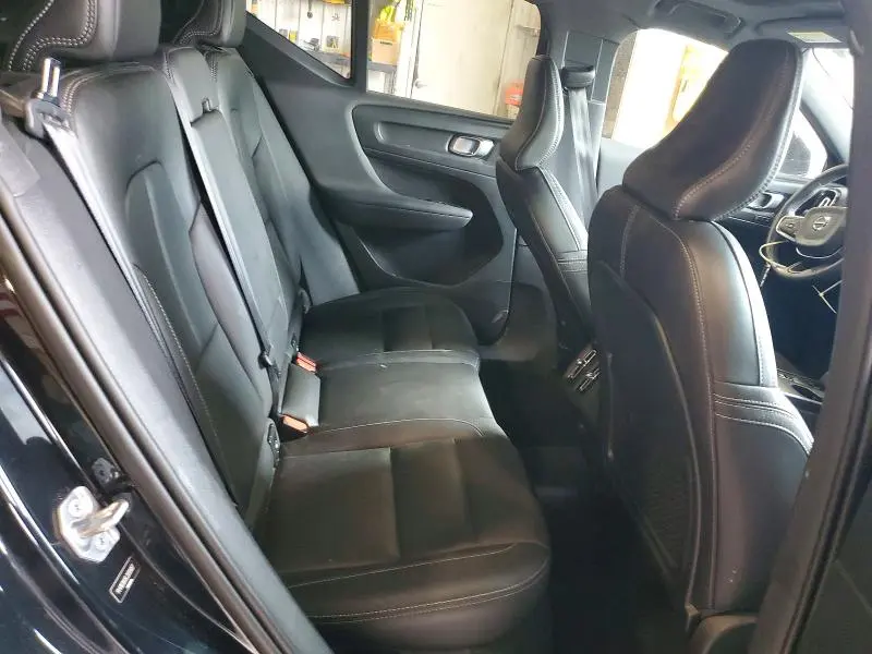 2020 VOLVO XC40 T5 MOMENTUM  