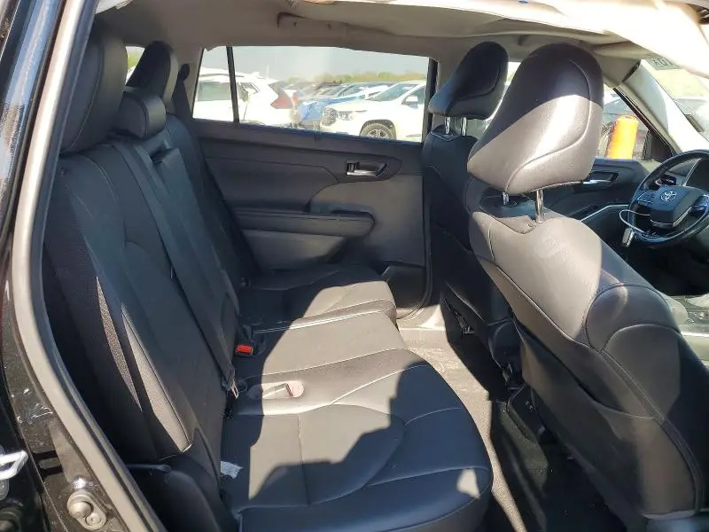 2021 TOYOTA HIGHLANDER XLE  
