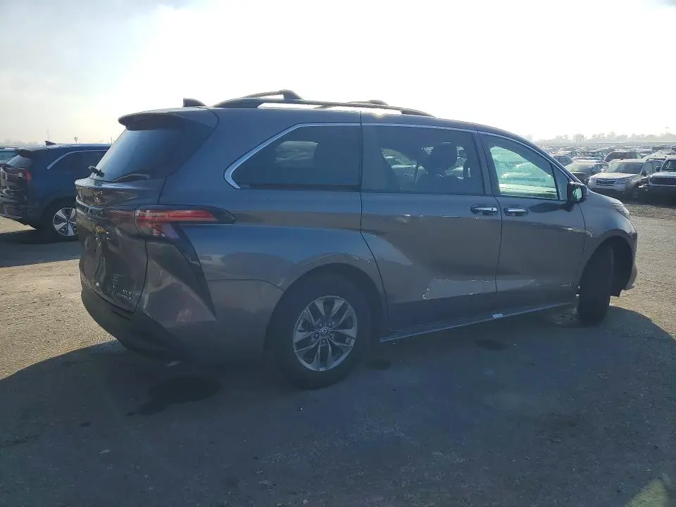 2021 TOYOTA SIENNA XLE  