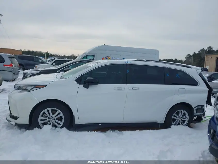 2022 TOYOTA SIENNA XSE