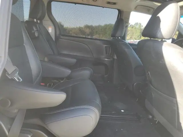 2016 TOYOTA SIENNA SE  