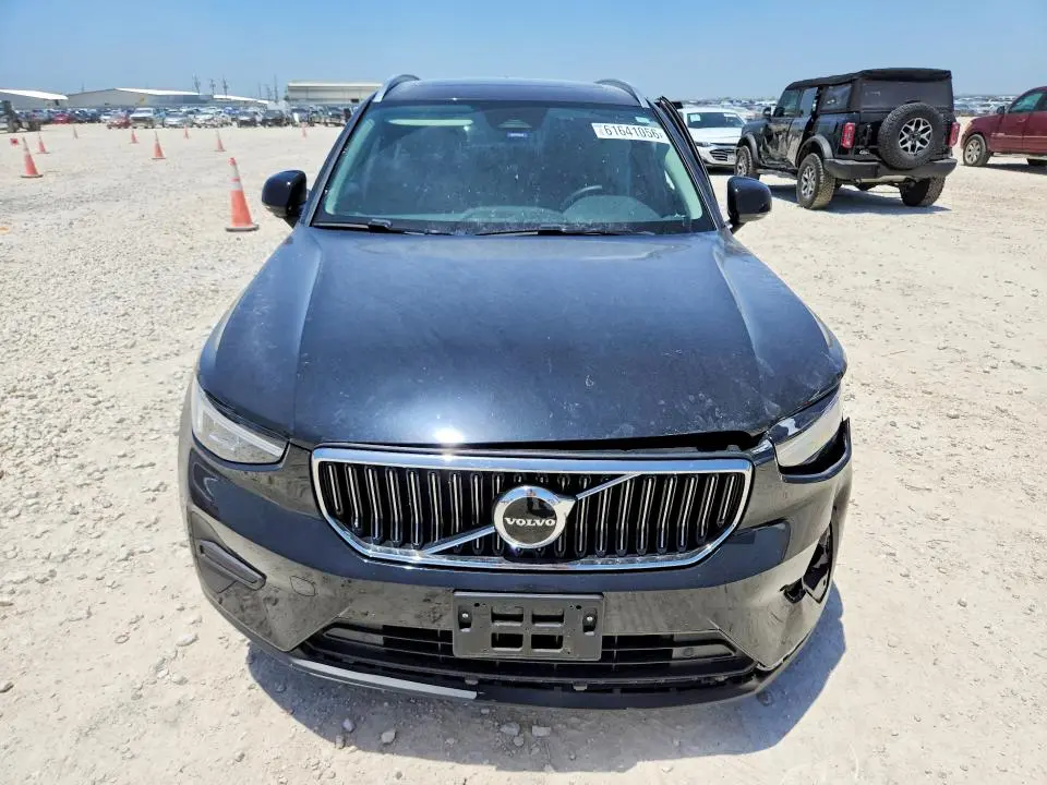 2025 VOLVO XC40   