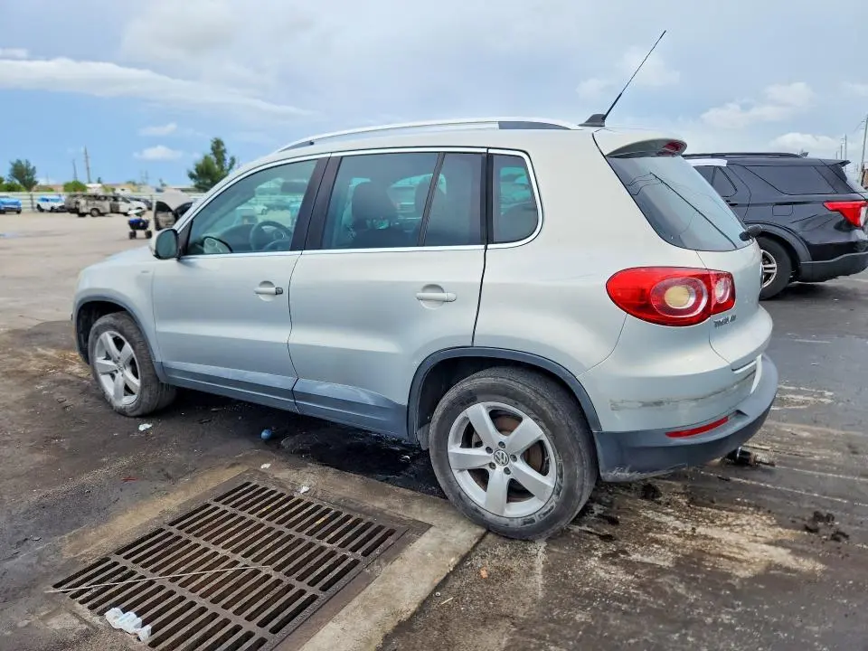 2010 VOLKSWAGEN TIGUAN SE  