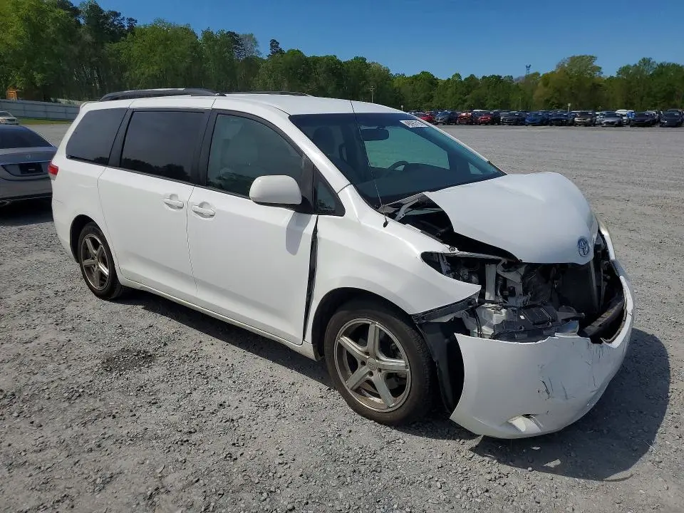 2013 TOYOTA SIENNA LE 8-PASSENGER  