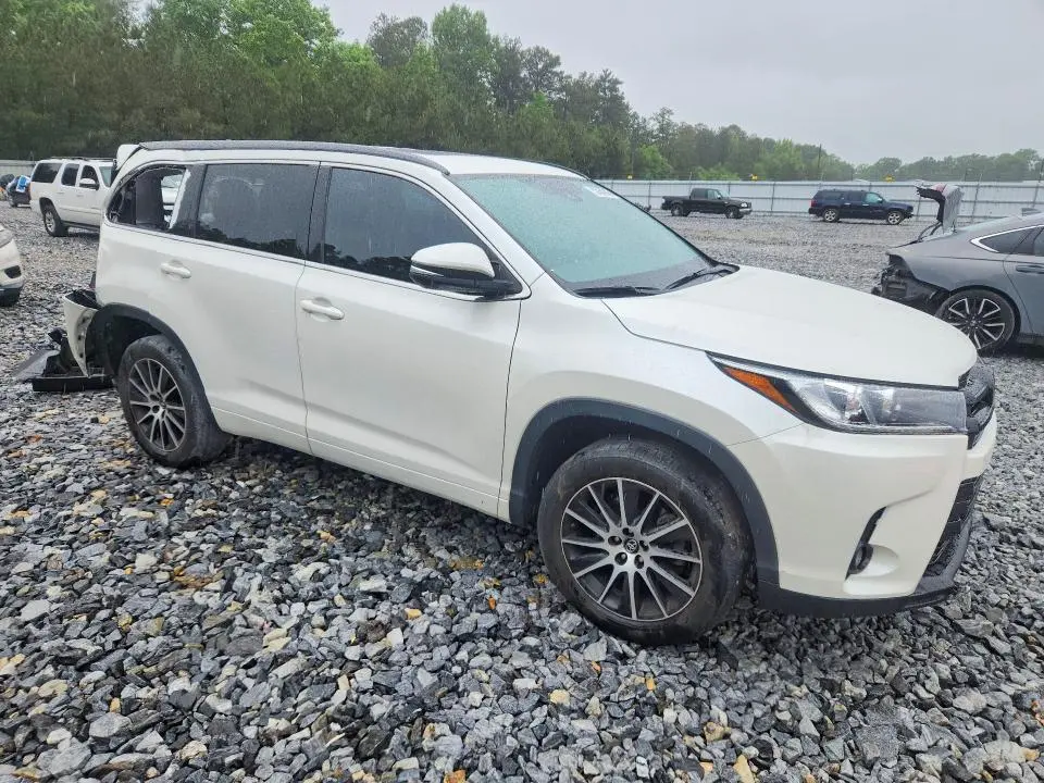 2018 TOYOTA HIGHLANDER SE  
