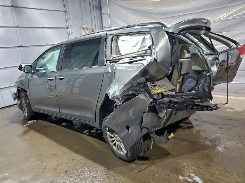 2011 TOYOTA SIENNA XLE  