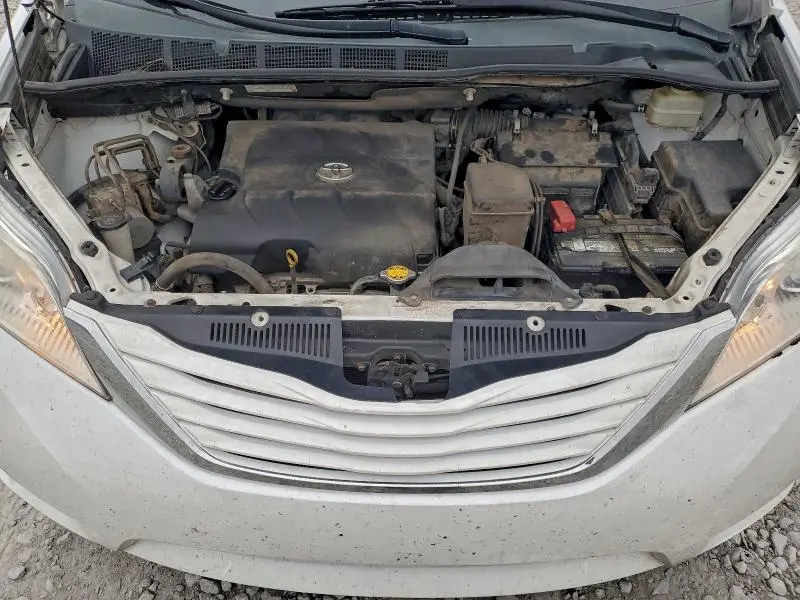 2015 TOYOTA SIENNA LE  