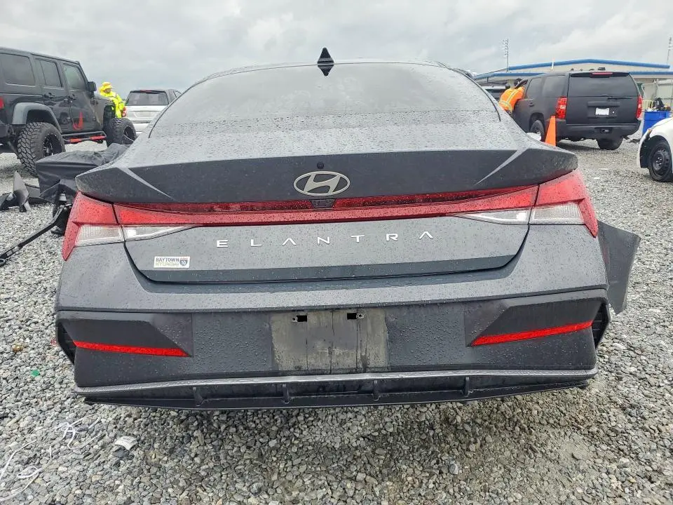 2024 HYUNDAI ELANTRA SE  