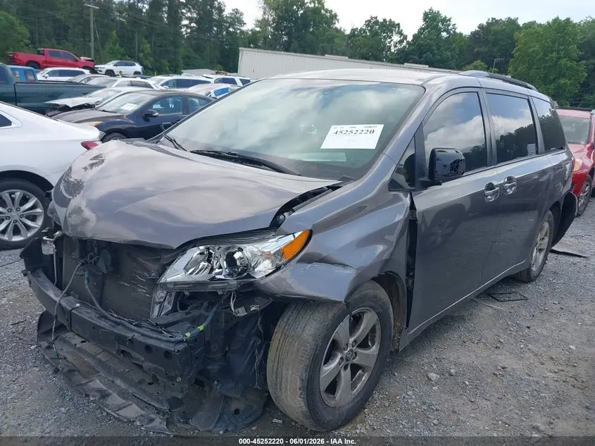 2019 TOYOTA SIENNA LE 8 PASSENGER