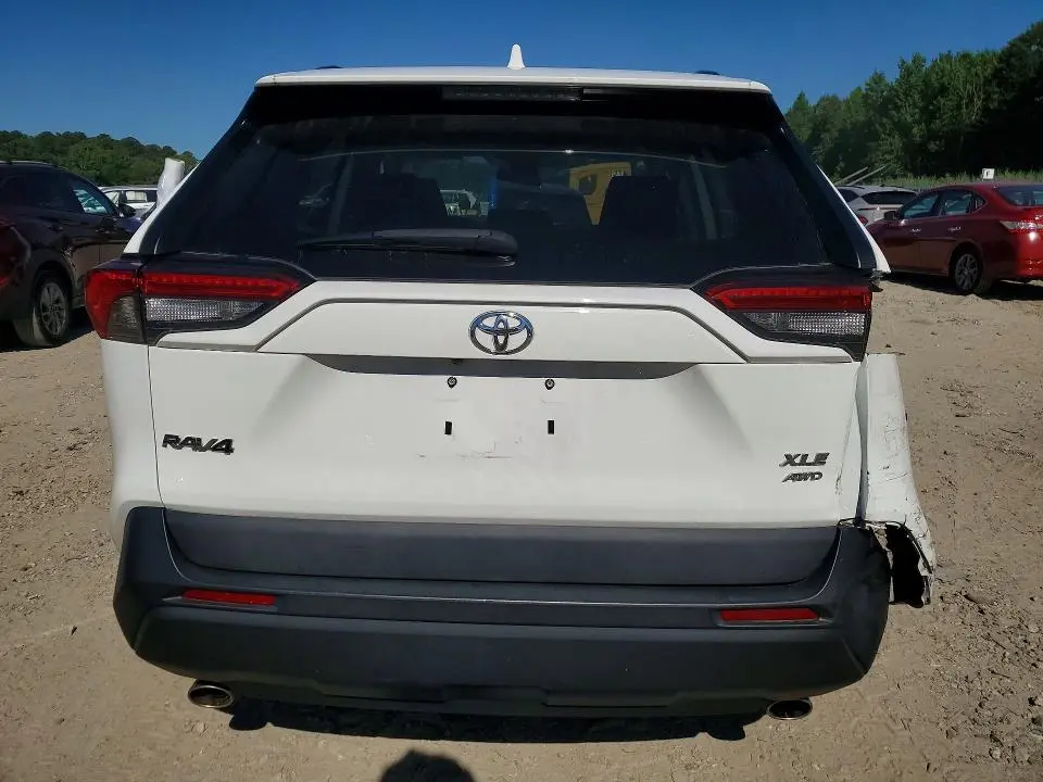 2021 TOYOTA RAV4 XLE  