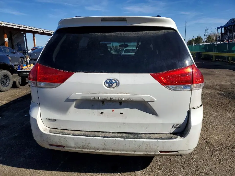2011 TOYOTA SIENNA LE  