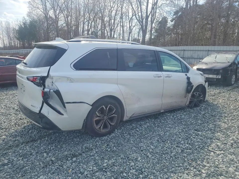 2025 TOYOTA SIENNA   