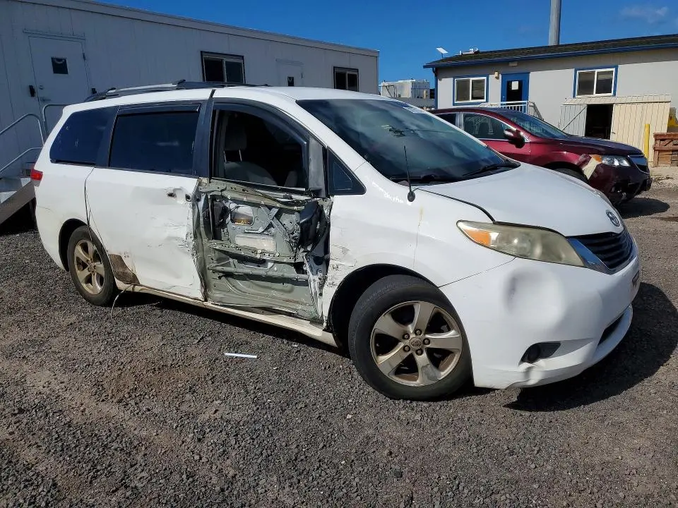 2011 TOYOTA SIENNA LE  