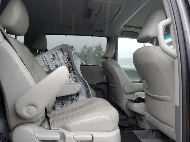 2013 TOYOTA SIENNA XLE  