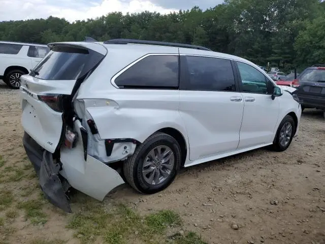 2025 TOYOTA SIENNA XLE  