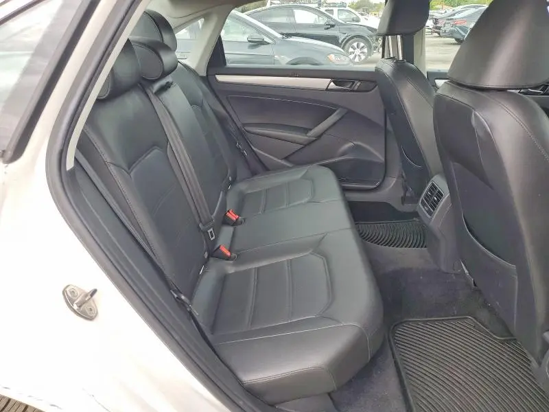 2013 VOLKSWAGEN PASSAT SE  