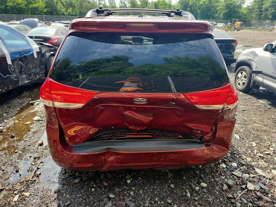 2013 TOYOTA SIENNA LE  