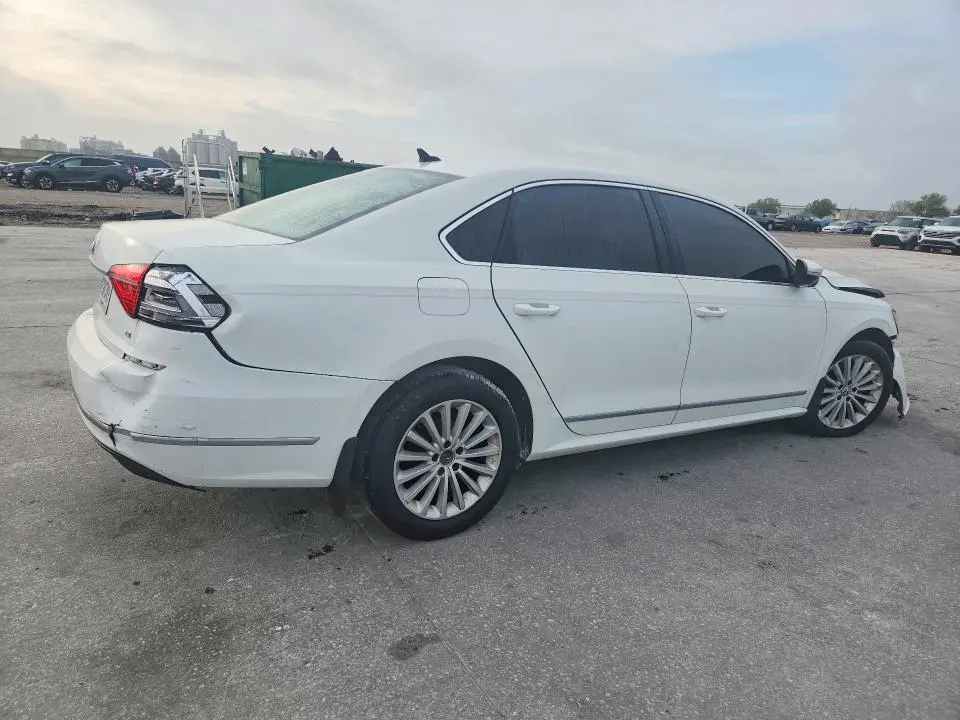 2016 VOLKSWAGEN PASSAT SE  