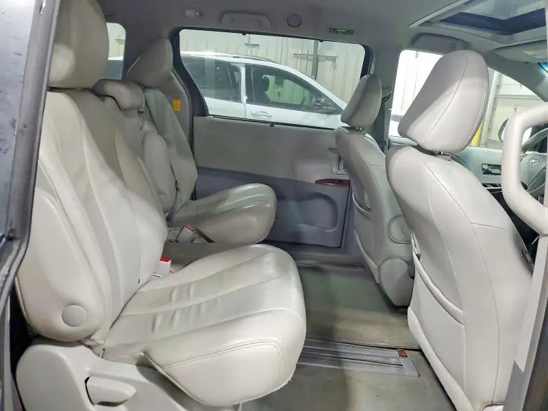 2014 TOYOTA SIENNA XLE 8-PASSENGER  