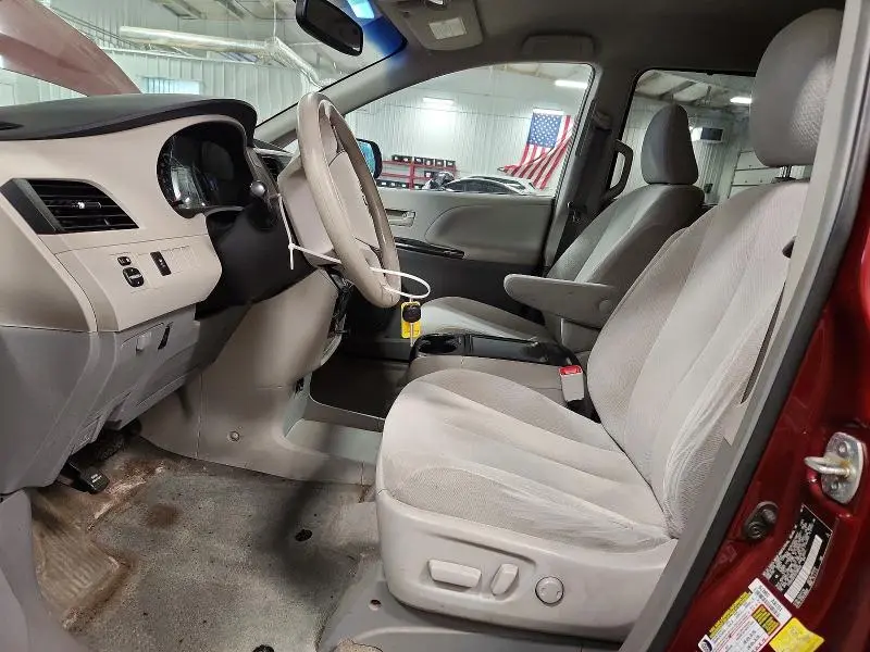 2013 TOYOTA SIENNA LE  