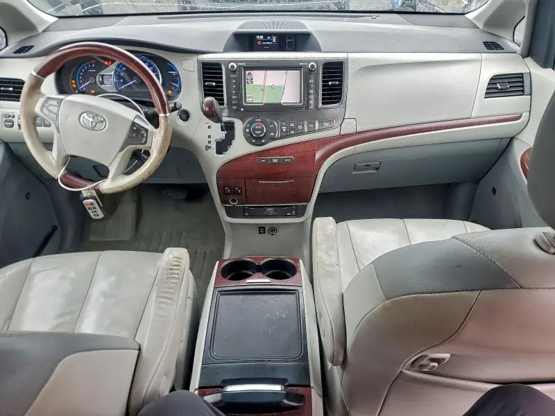 2013 TOYOTA SIENNA XLE  