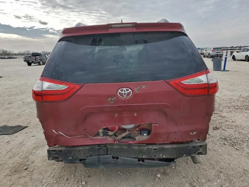 2018 TOYOTA SIENNA LE  