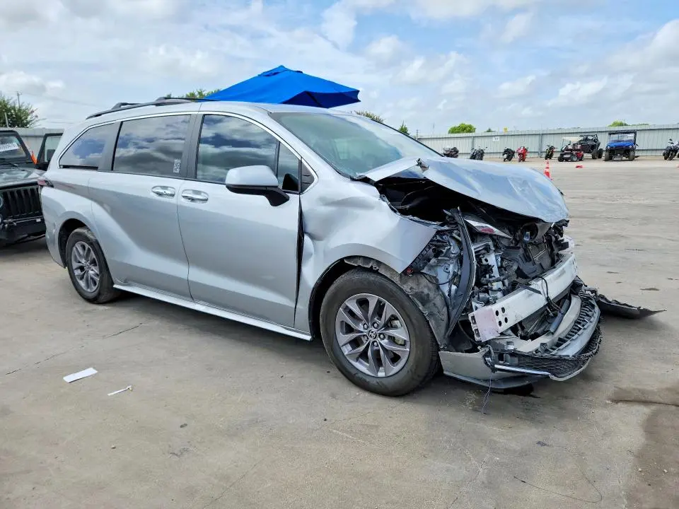 2023 TOYOTA SIENNA XLE  