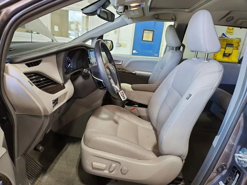 2018 TOYOTA SIENNA XLE 8-PASSENGER  