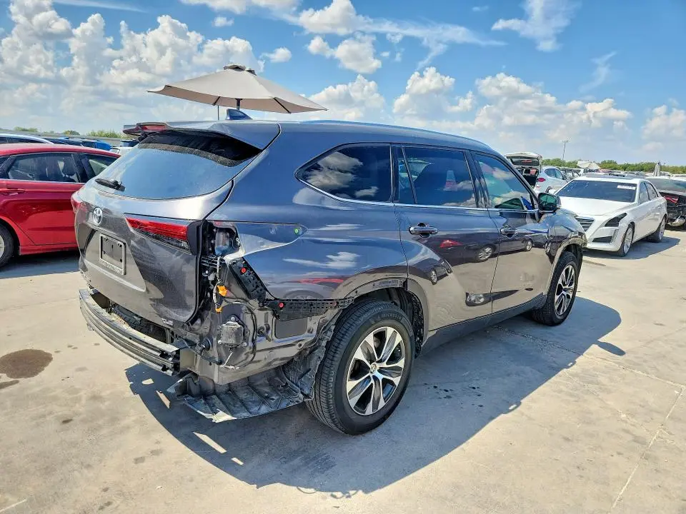 2021 TOYOTA HIGHLANDER XLE  