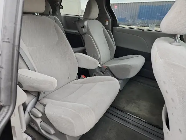 2016 TOYOTA SIENNA LE  