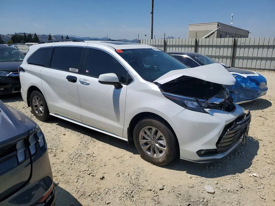 2026 TOYOTA SIENNA XLE 8-PASSENGER  