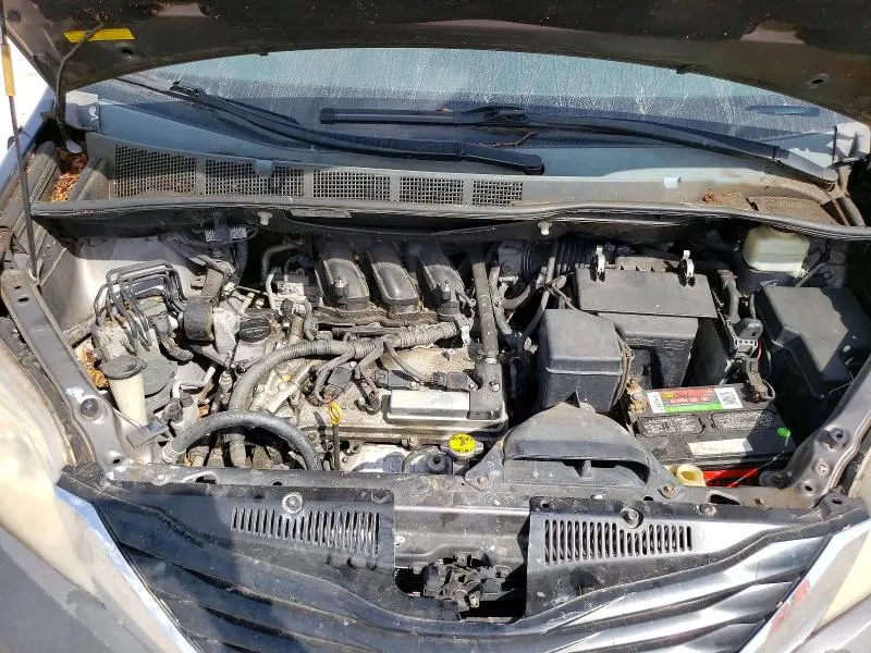 2014 TOYOTA SIENNA LE 8-PASSENGER  