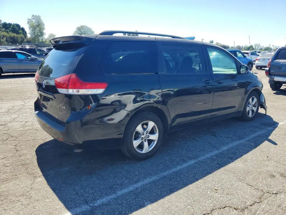 2013 TOYOTA SIENNA LE 8-PASSENGER  