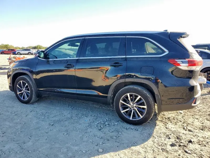 2019 TOYOTA HIGHLANDER SE  