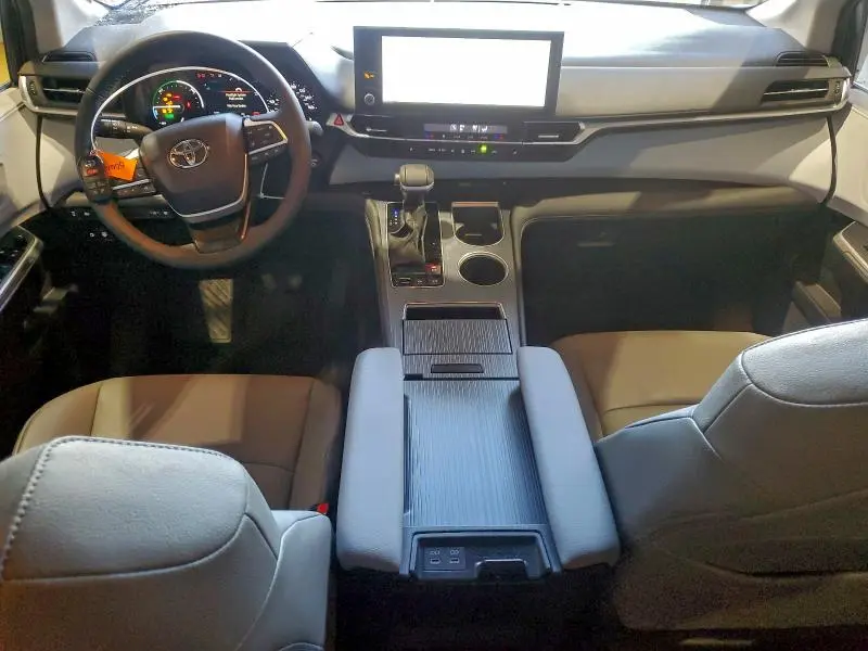 2025 TOYOTA SIENNA XLE  