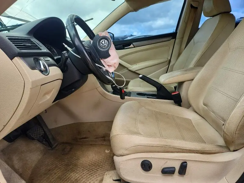 2015 VOLKSWAGEN PASSAT SE  