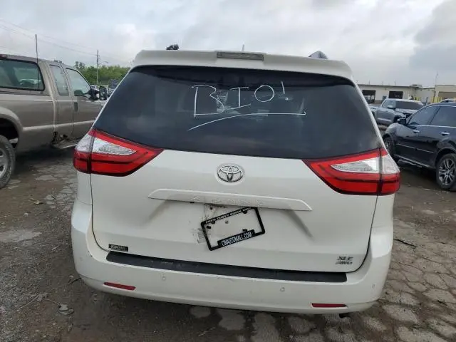 2018 TOYOTA SIENNA XLE  