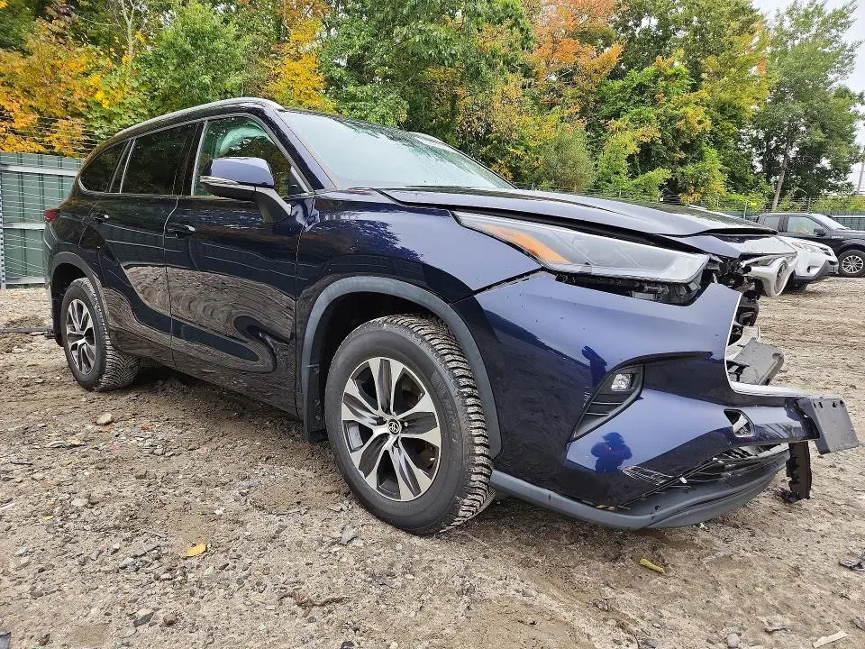 2022 TOYOTA HIGHLANDER XLE  