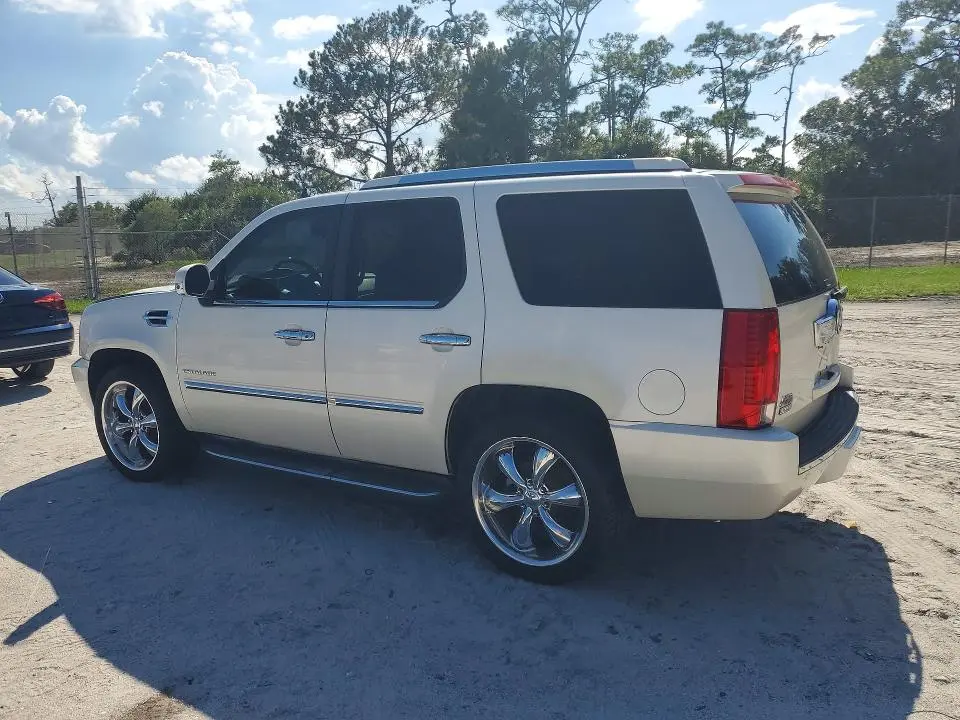 2010 CADILLAC ESCALADE LUXURY  