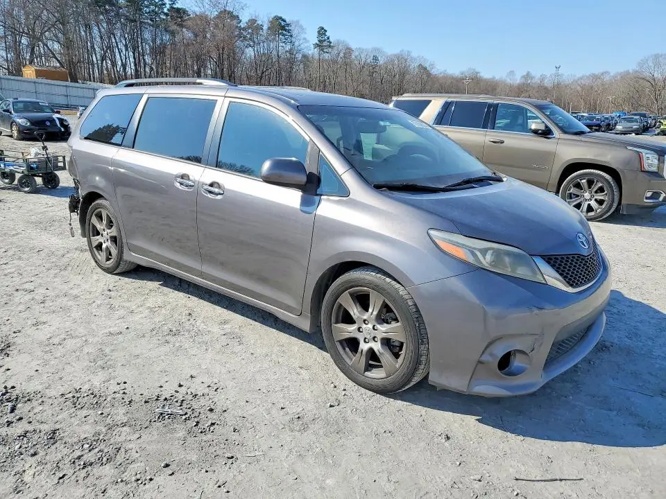 2017 TOYOTA SIENNA SE  