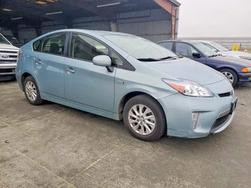 2013 TOYOTA PRIUS PLUG-IN   