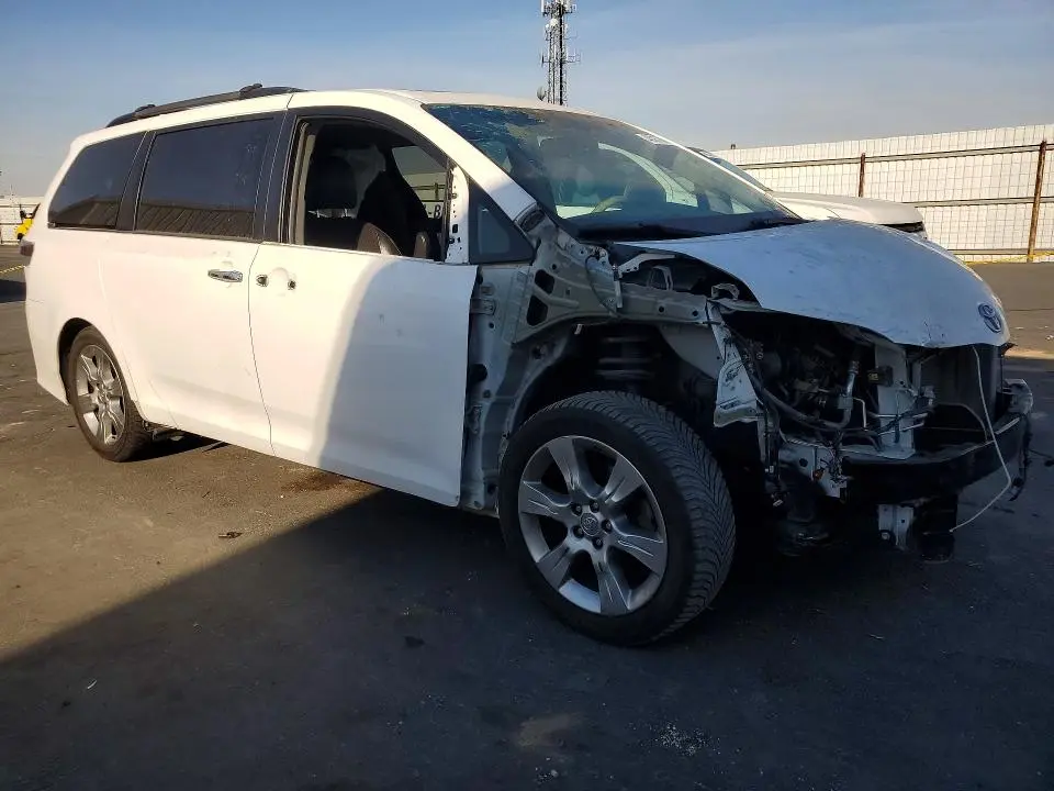 2013 TOYOTA SIENNA SE 8-PASSENGER  