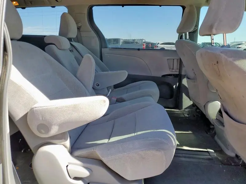 2017 TOYOTA SIENNA LE  