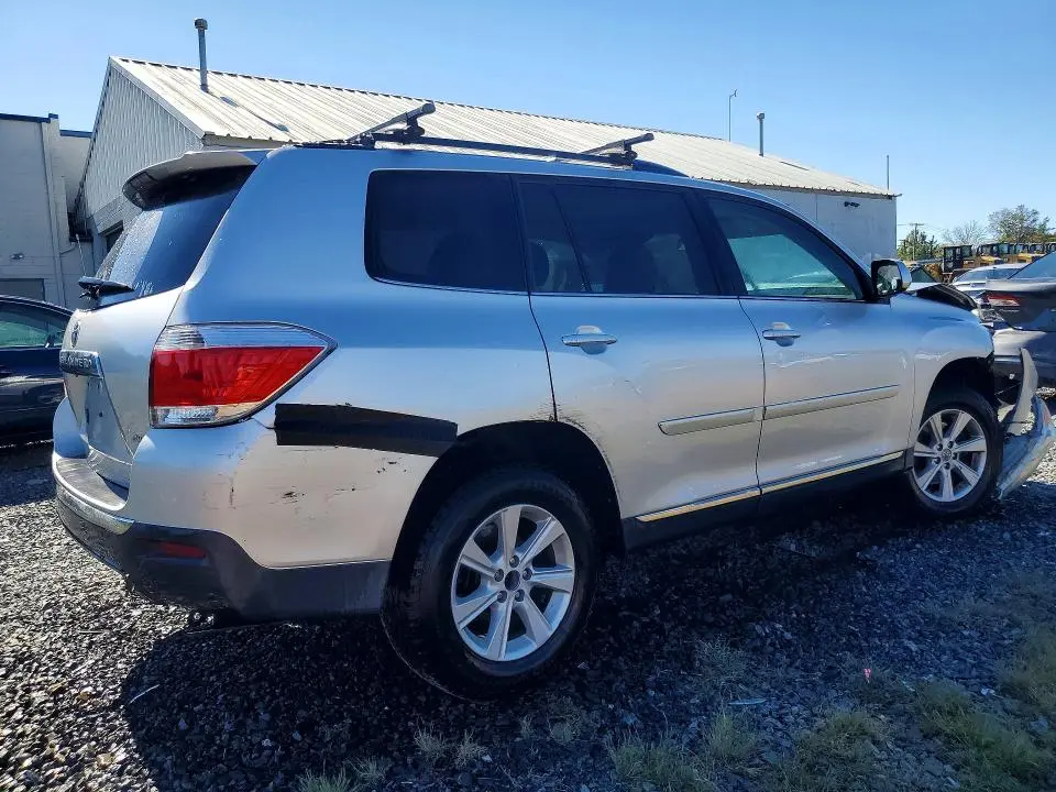 2011 TOYOTA HIGHLANDER SE  