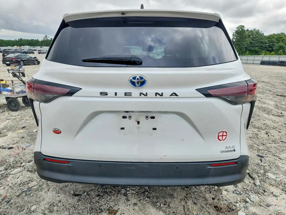 2023 TOYOTA SIENNA XLE  