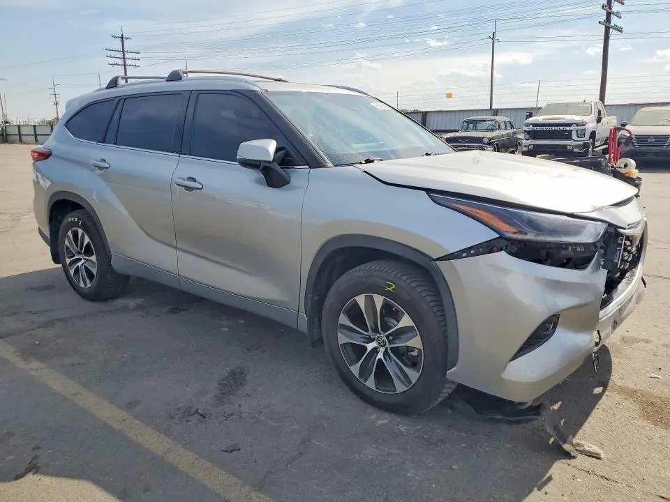 2021 TOYOTA HIGHLANDER XLE  