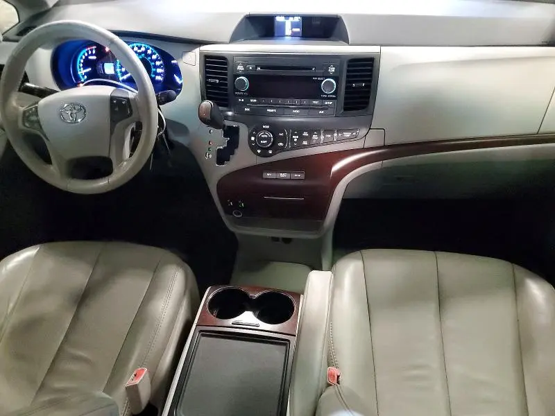 2014 TOYOTA SIENNA XLE 8-PASSENGER  