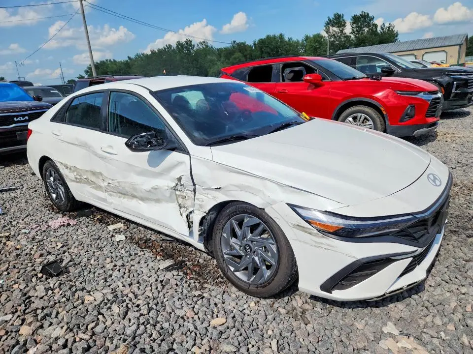 2024 HYUNDAI ELANTRA SEL  