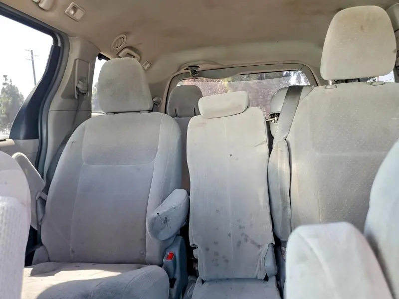 2017 TOYOTA SIENNA LE  